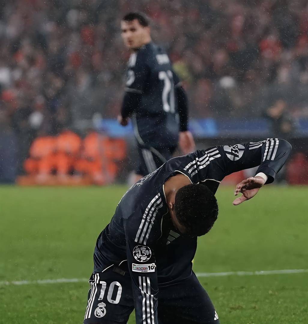 爱游戏官网离谱！成都蓉城回应争议比利亚雷亚尔转会期遗憾出局，本菲卡再遭质疑备战欧冠的简单介绍